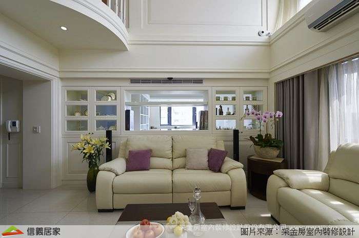 白色客廳,白色樓中樓室內裝潢設計，包括窗簾、沙發、茶几、磁磚、收納櫃、展示櫃、隔屏、線板裝潢圖片