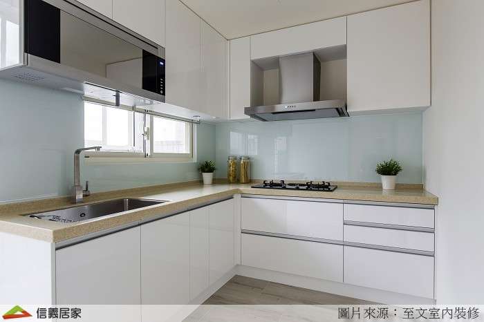 白色廚房,白色開放式廚房室內裝潢設計，包括流理台裝潢圖片