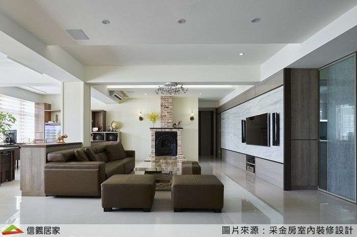 白色客廳室內裝潢設計，包括磁磚、嵌燈、吊燈、電視牆、矮櫃、展示櫃、大理石牆/檯面、置物櫃、壁爐裝潢圖片