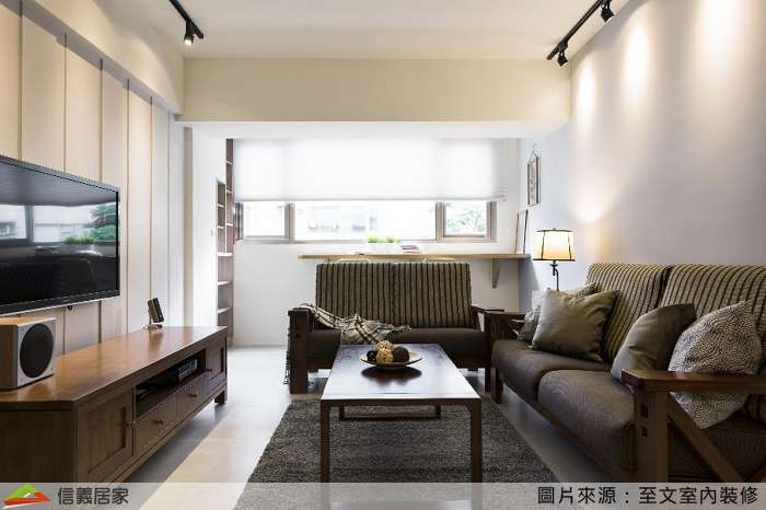 白色客廳室內裝潢設計，包括茶几、椅子、電視櫃、地毯、立燈裝潢圖片