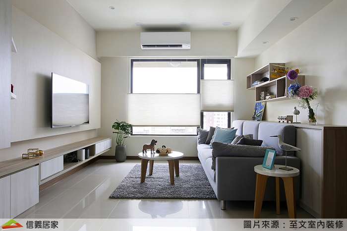 白色客廳室內裝潢設計，包括沙發、茶几、電視櫃、地毯、展示櫃裝潢圖片