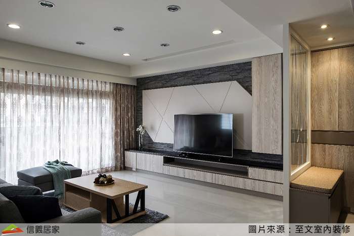 白色客廳室內裝潢設計，包括沙發、茶几、電視牆、電視櫃裝潢圖片