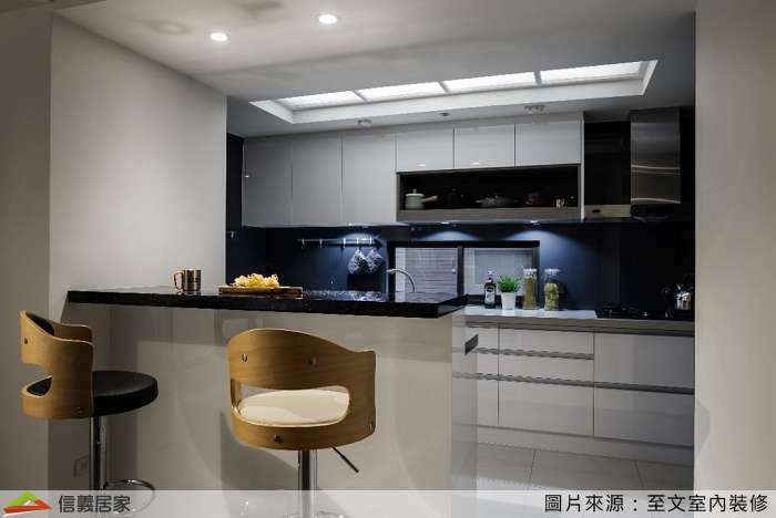 白色餐廳室內裝潢設計，包括椅子、吧台裝潢圖片