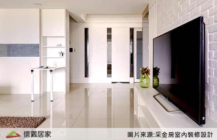 白色客廳室內裝潢設計，包括電視牆裝潢圖片