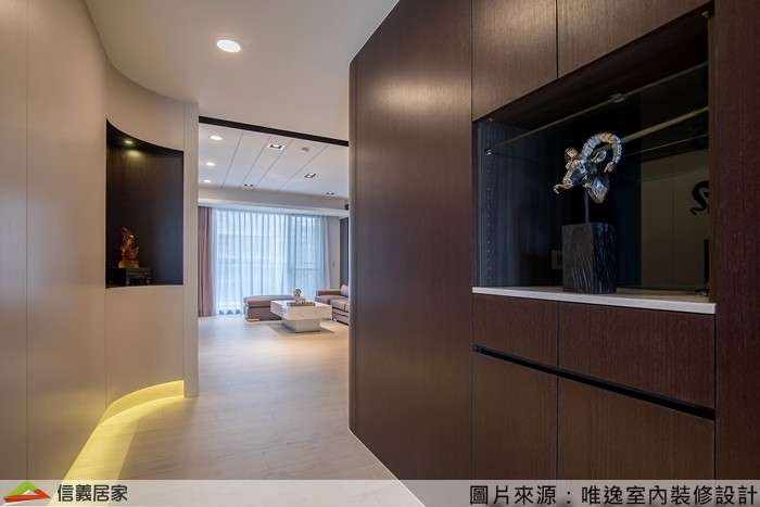 咖啡色玄關室內裝潢設計，包括收納櫃裝潢圖片