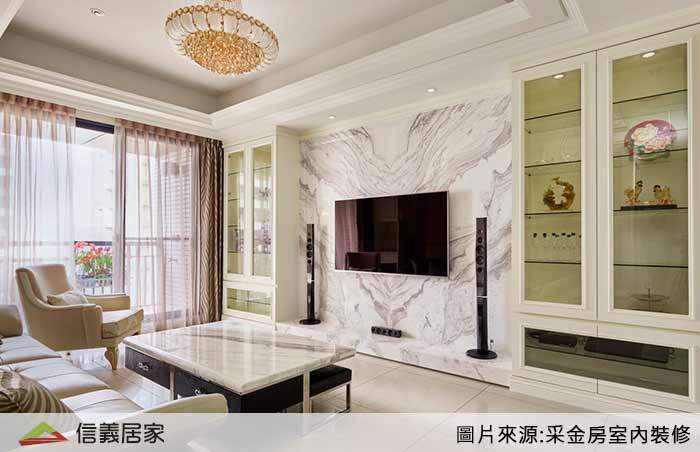 白色客廳室內裝潢設計，包括吊燈、電視牆、大理石牆/檯面裝潢圖片