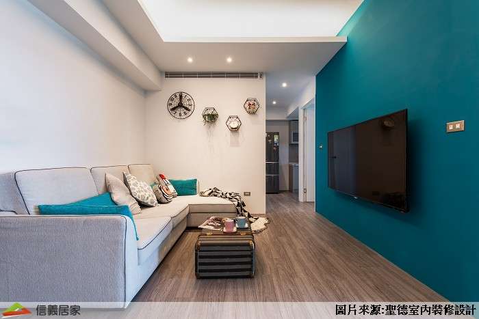 藍色客廳室內裝潢設計，包括沙發、茶几、電視牆裝潢圖片