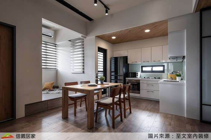 咖啡色餐廳,咖啡色開放式廚房,咖啡色和室室內裝潢設計，包括餐桌、流理台、餐椅、百葉窗裝潢圖片
