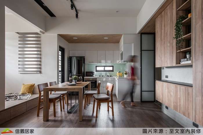 咖啡色餐廳,咖啡色開放式廚房,咖啡色和室室內裝潢設計，包括餐桌、流理台、餐椅、置物櫃、百葉窗裝潢圖片