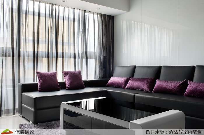 灰色客廳室內裝潢設計，包括窗簾、茶几、L型沙發裝潢圖片