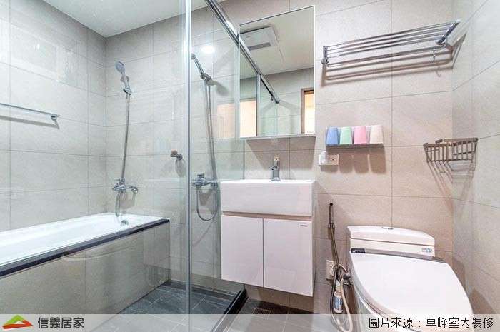 白色乾濕分離室內裝潢設計，包括洗手台、淋浴/花灑、馬桶、浴缸裝潢圖片
