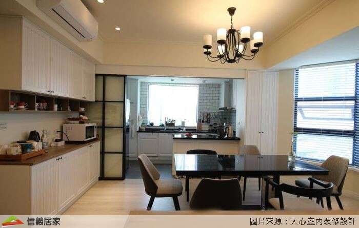 米色餐廳,米色廚房室內裝潢設計，包括吊燈、餐桌、餐椅、吧台裝潢圖片