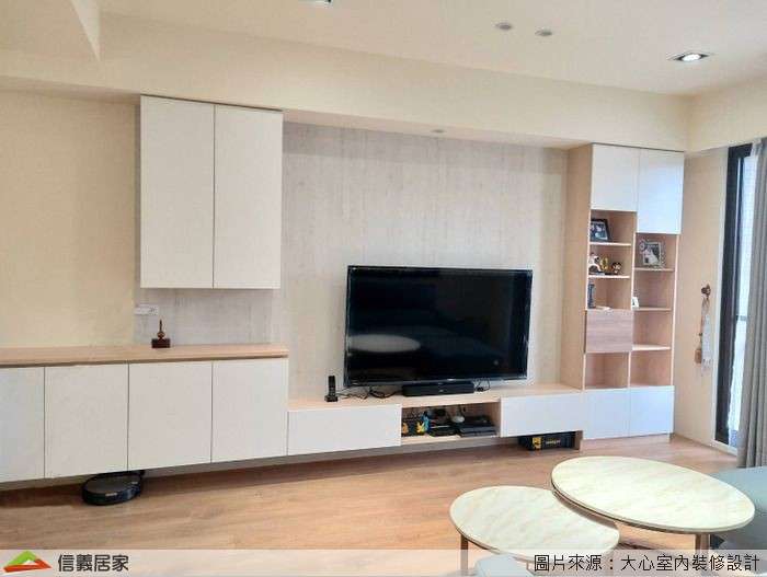 白色客廳室內裝潢設計，包括茶几、電視牆、矮櫃裝潢圖片