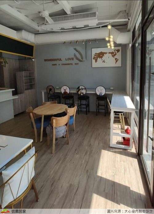 白色餐廳,白色商業空間室內裝潢設計，包括餐桌、餐椅、壁燈裝潢圖片