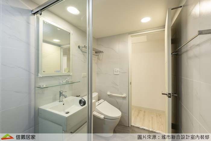 白色浴室,白色乾濕分離室內裝潢設計，包括鏡子、洗手台、淋浴/花灑、毛巾架裝潢圖片
