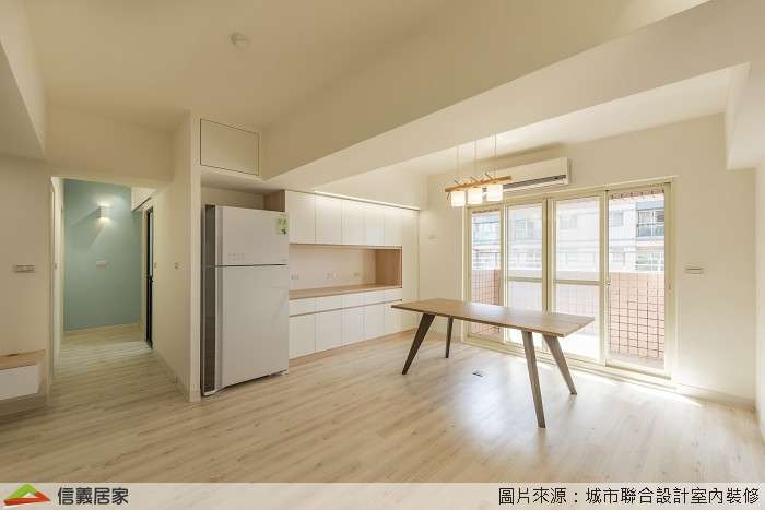 白色餐廳,白色陽台室內裝潢設計，包括收納櫃、吊燈、餐桌裝潢圖片