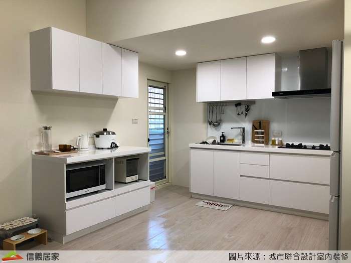 白色廚房室內裝潢設計，包括收納櫃、流理台裝潢圖片