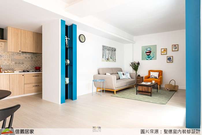 白色客廳,白色廚房室內裝潢設計，包括沙發、茶几、地毯、展示櫃、置物櫃裝潢圖片