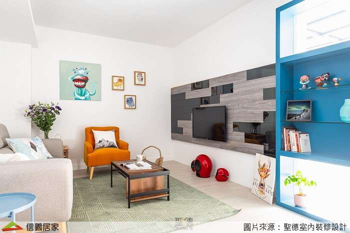 白色客廳室內裝潢設計，包括沙發、茶几、電視牆、地毯、展示櫃裝潢圖片