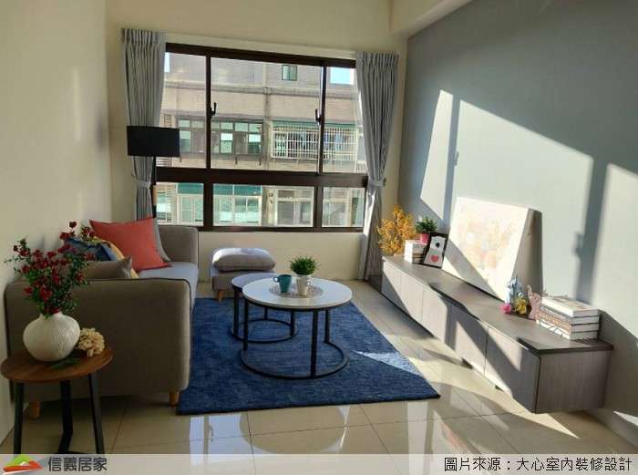 白色客廳室內裝潢設計，包括窗簾、沙發、茶几、電視櫃、地毯裝潢圖片