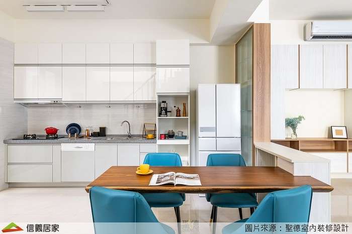 白色廚房室內裝潢設計，包括收納櫃、餐桌、流理台、餐椅、置物櫃裝潢圖片
