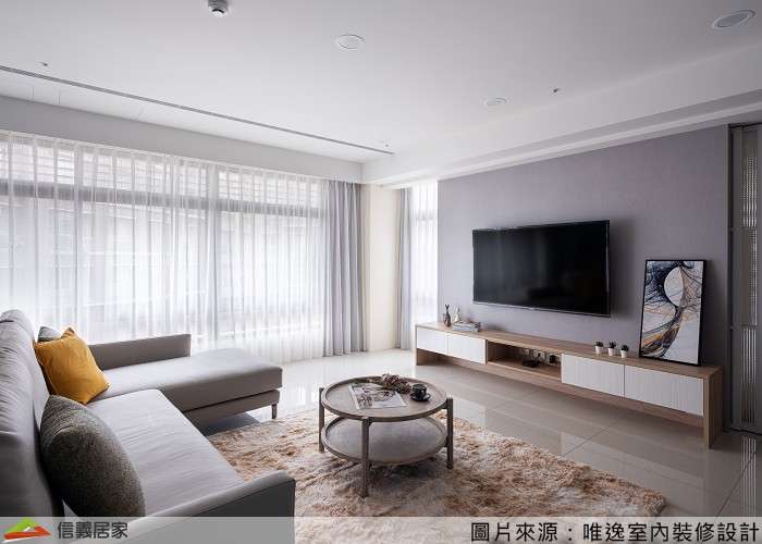 白色客廳室內裝潢設計，包括窗簾、茶几、電視牆、電視櫃、地毯、L型沙發裝潢圖片