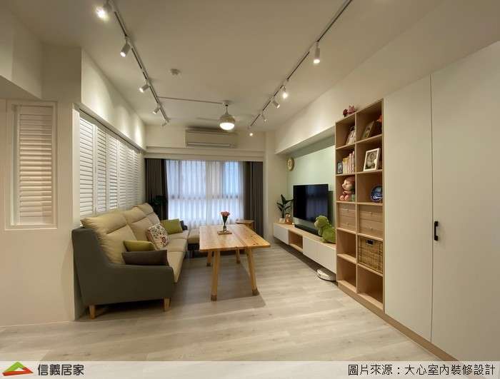 米色客廳室內裝潢設計，包括窗簾、茶几、收納櫃、電視櫃、矮櫃、展示櫃、L型沙發、百葉窗裝潢圖片