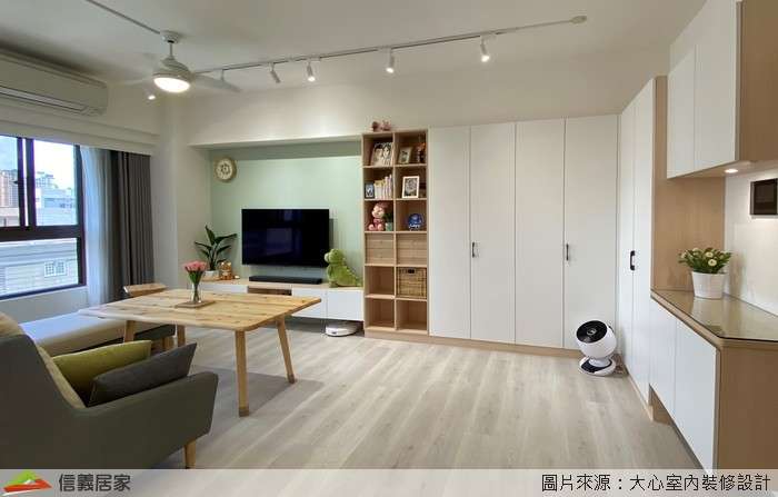 米色客廳室內裝潢設計，包括窗簾、茶几、收納櫃、電視牆、電視櫃、矮櫃、展示櫃、L型沙發、置物櫃裝潢圖片