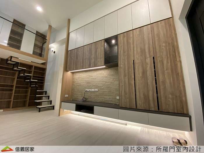米色客廳,米色樓中樓室內裝潢設計，包括收納櫃、矮櫃、展示櫃、置物櫃、樓梯裝潢圖片