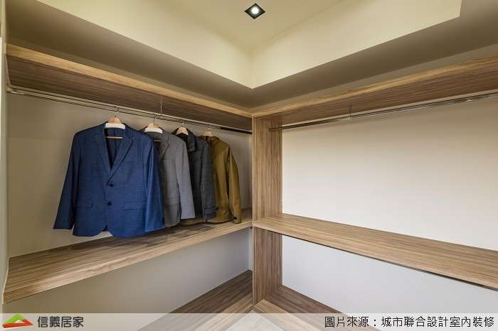 白色更衣室室內裝潢設計，包括收納櫃、矮櫃裝潢圖片