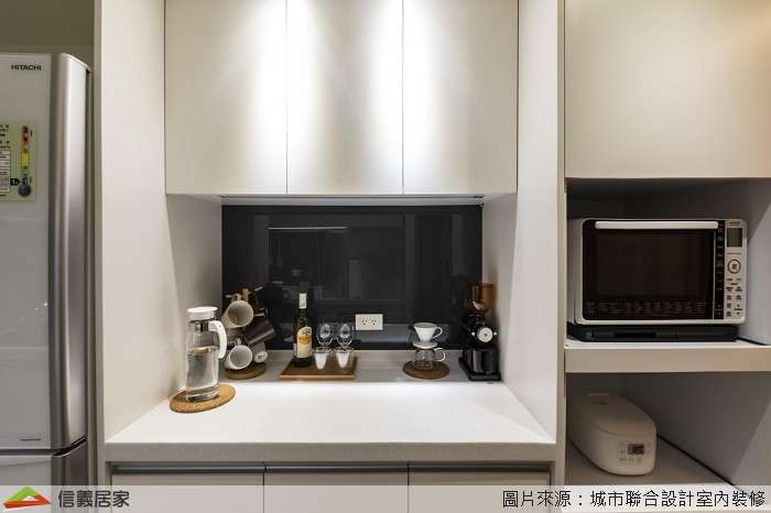 白色廚房室內裝潢設計，包括收納櫃、流理台、矮櫃、置物櫃裝潢圖片
