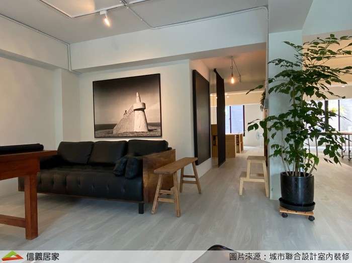 白色商業空間,白色辦公室室內裝潢設計，包括沙發、茶几、椅子裝潢圖片