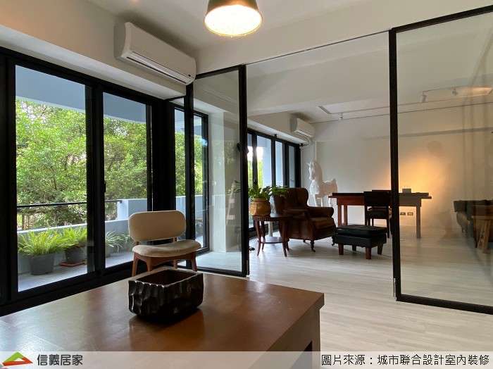 白色商業空間,白色辦公室室內裝潢設計，包括沙發、茶几、吊燈、椅子、辦公桌裝潢圖片