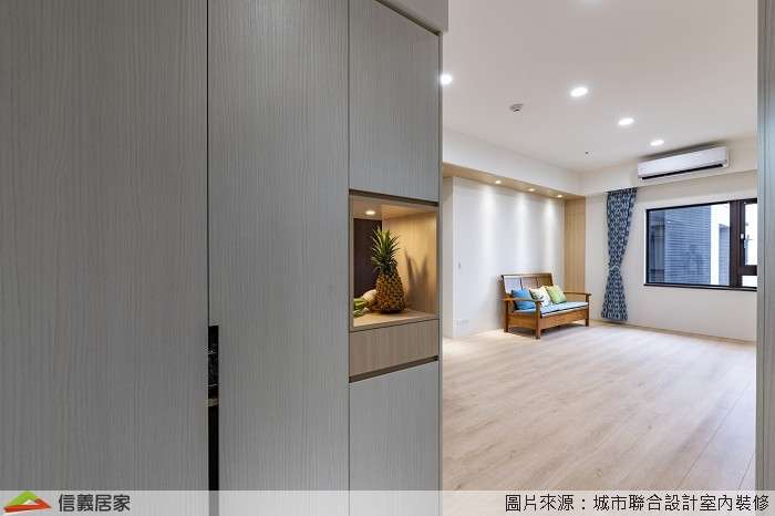 白色客廳,白色玄關室內裝潢設計，包括窗簾、收納櫃、椅子、置物櫃裝潢圖片