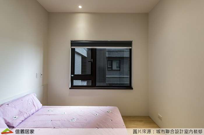 白色臥室室內裝潢設計，包括窗簾、床裝潢圖片
