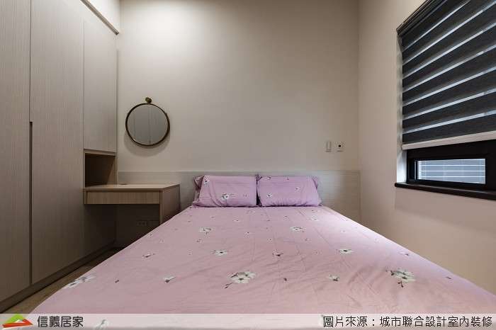 白色臥室室內裝潢設計，包括窗簾、床、收納櫃、鏡子、置物櫃裝潢圖片