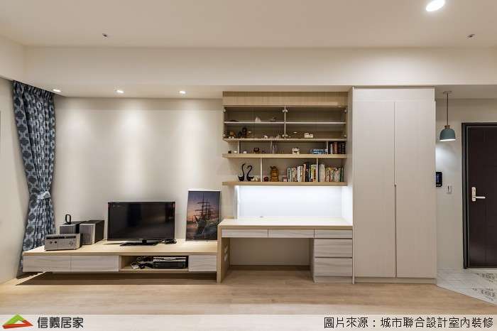 白色客廳室內裝潢設計，包括窗簾、收納櫃、吊燈、電視櫃、矮櫃、置物櫃裝潢圖片