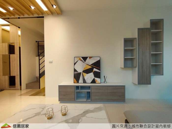 白色客廳室內裝潢設計，包括茶几、收納櫃、矮櫃、展示櫃、樓梯裝潢圖片