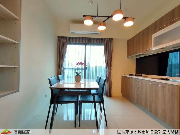 白色餐廳,白色廚房室內裝潢設計，包括窗簾、收納櫃、吊燈、餐桌、流理台、矮櫃、餐椅、置物櫃裝潢圖片