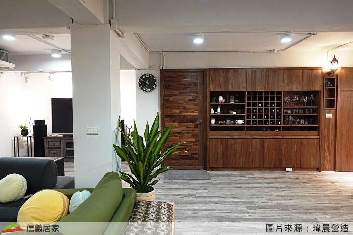白色餐廳室內裝潢設計，包括沙發、展示櫃、置物櫃裝潢圖片