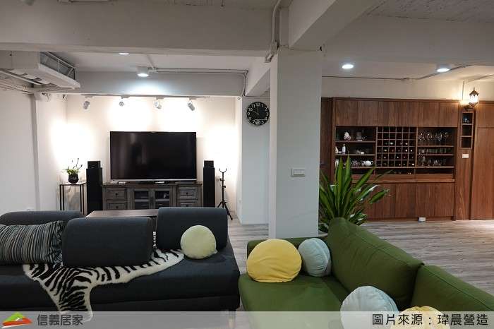 白色客廳室內裝潢設計，包括沙發、電視櫃、音響裝潢圖片