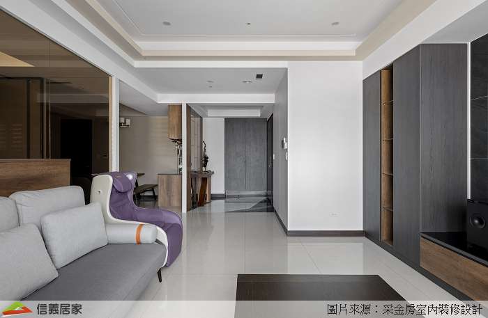 白色客廳,白色玄關室內裝潢設計，包括沙發、展示櫃、沙發牆、置物櫃裝潢圖片
