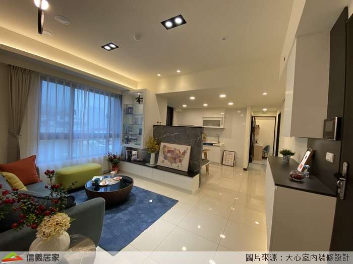 白色客廳室內裝潢設計，包括沙發、茶几、地毯、展示櫃、置物櫃裝潢圖片