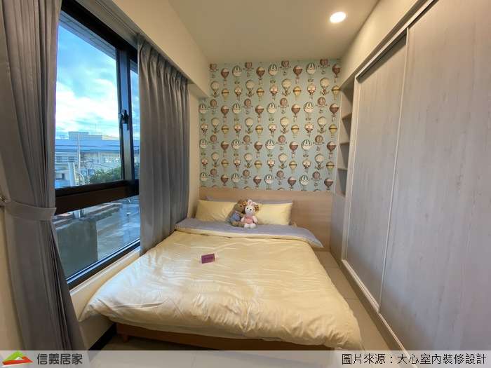 白色臥室室內裝潢設計，包括床、床頭主牆、床頭櫃裝潢圖片