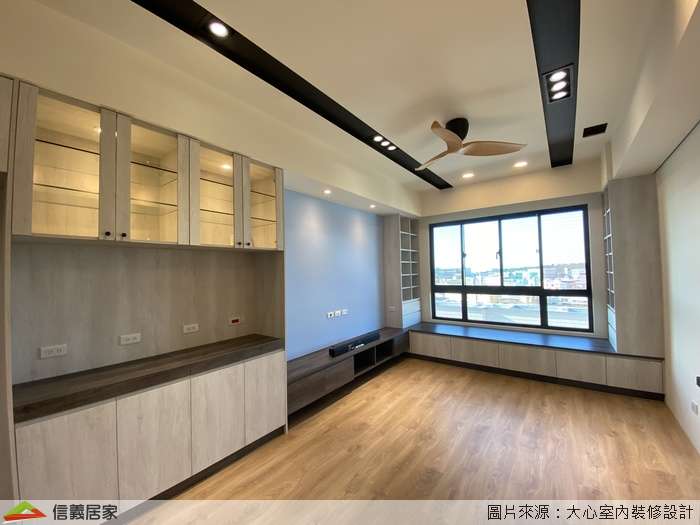白色客廳室內裝潢設計，包括電視牆、電視櫃、展示櫃、置物櫃、臥榻裝潢圖片