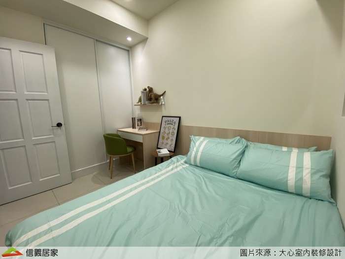 白色臥室室內裝潢設計，包括床、椅子、床頭主牆、化妝台裝潢圖片