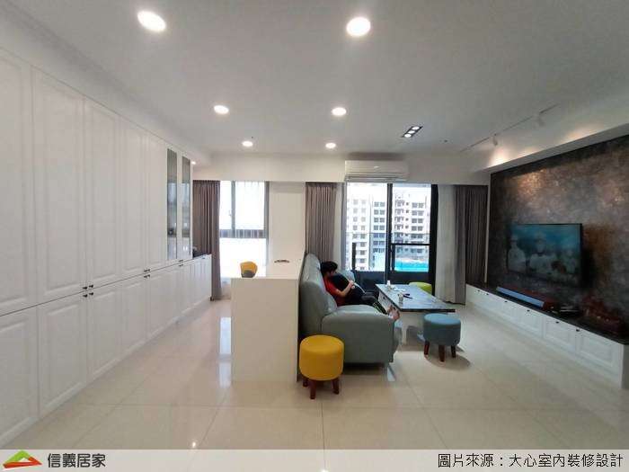 白色客廳室內裝潢設計，包括窗簾、沙發、茶几、收納櫃、電視牆、椅子、電視櫃、置物櫃裝潢圖片