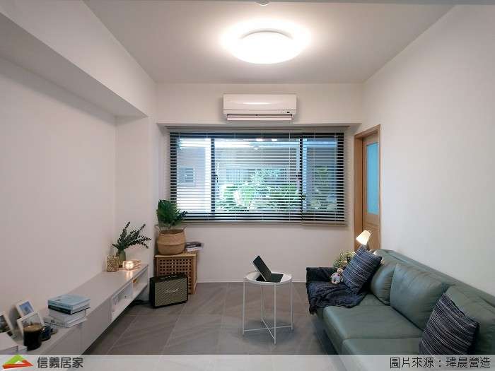 白色客廳室內裝潢設計，包括沙發、茶几、電視櫃、矮櫃、百葉窗裝潢圖片