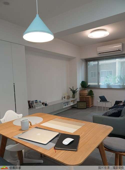 白色客廳室內裝潢設計，包括沙發、收納櫃、餐桌、電視櫃、餐椅、百葉窗裝潢圖片