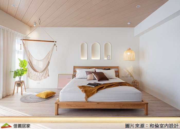 白色臥室室內裝潢設計，包括床、嵌燈、吊燈、床頭櫃裝潢圖片